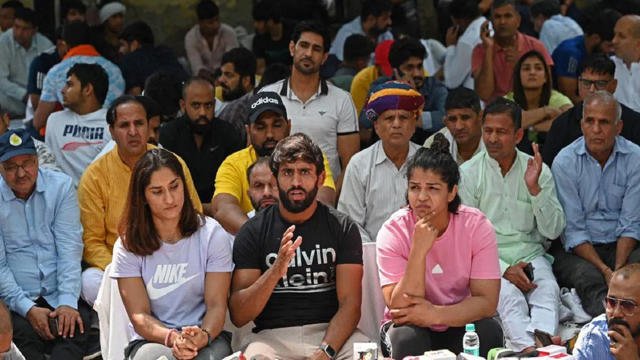 भारतीय कुश्ती संघ की सदस्यता रद्द, वर्ल्ड रेसलिंग फेडरेशन ने दिया बड़ा झटका! | wrestling federation of india suspended