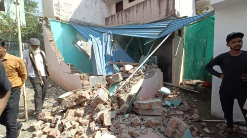 आदिवासी युवक को नग्न कर उल्टा लटकाकर बेरहमी से पीटने वाले आरोपी घर पर चला बुलडोजर