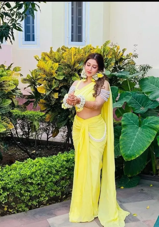 Sonarika Bhadoria etched 'Shiv-Parvati' on her palm at her mehendi ceremony
