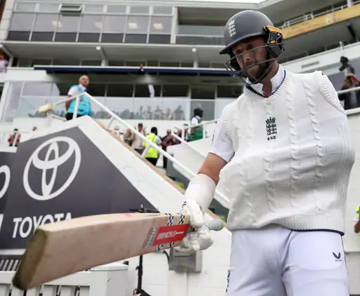 Injured Chris Woakes Bats with One Hand – Final Over Drama